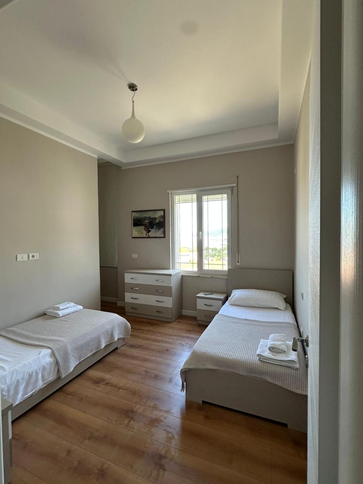 Nuna & Hotel Radhimë